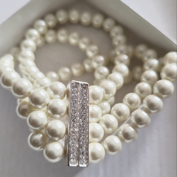 Premier Designs Jewelry - Premier Designs Elaine Pearl Stretch Bracelet